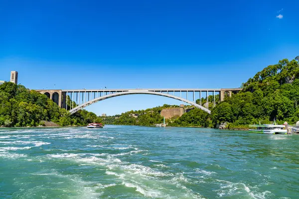 Niagara Nehri üzerindeki Gökkuşağı Köprüsü. Amerika Birleşik Devletleri ile Kanada 'yı birbirine bağlayan kemer köprüsü. Yüksek kalite fotoğraf.
