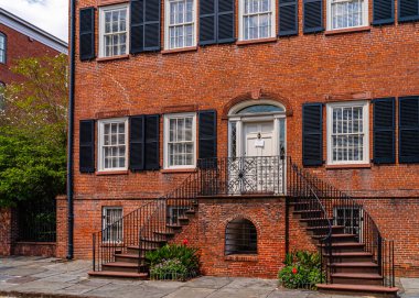 Tarihsel Savannah Brick Townhouse with Wrought Iron Staircase and Shutters, a Classic Southern Mimari Gem Savannah, Georgia, ABD.