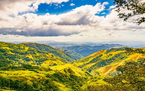 Pendientes Verdes Monteverde Bajo Cielo Dinámico Mostrando Rica Biodiversidad Vistas Imagen de archivo