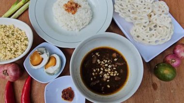 Rawon geleneksel Endonezya sığır eti çorbası, Doğu Java 'dan orijinal yemek, haşlanmış pirinç, haşlanmış ördek yumurtası, acı sos veya sambal, fasulye filizi ve soğan krakeri ile servis edilir. Nasi Rawon 