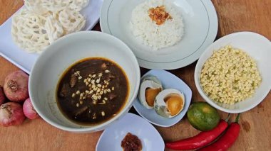 Rawon geleneksel Endonezya sığır eti çorbası, Doğu Java 'dan orijinal yemek, haşlanmış pirinç, haşlanmış ördek yumurtası, acı sos veya sambal, fasulye filizi ve soğan krakeri ile servis edilir. Nasi Rawon 