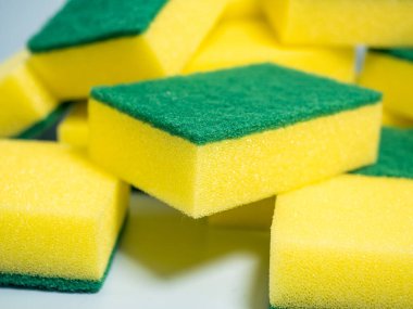 temizlik için sarı sünger