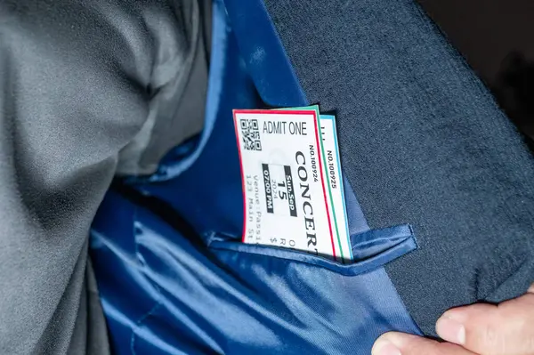 Bilet karaborsacılığı yapan bir adam konser biletlerini göründüğünden çok daha yüksek bir fiyata satıyor.