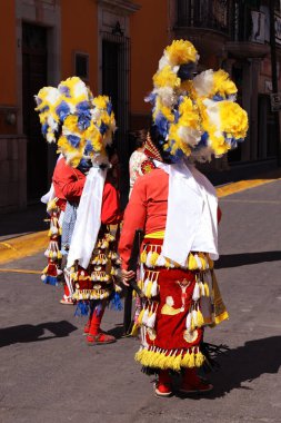 San Juan De Los Lagos, Jalisco, Meksika - 30 Kasım 2024 - Meksikalı folklorik dansçılar Katolik kilisesine giderken yolda