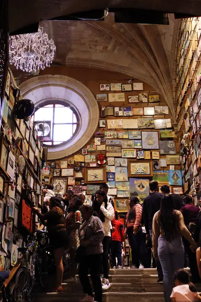 San Juan De Los Lagos, Jalisco, Meksika - 15 Mayıs 2025 - Bakire Meryem 'e tapanların mucizevi ifadelerini ziyaret eden kalabalık