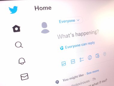 KONSKIE, POLAND - 12 Aralık 2022: Twitter sitesi dizüstü bilgisayar ekranında gösterildi