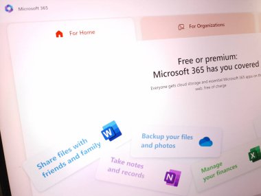 KONSKIE, POLAND - 12 Aralık 2022: www.office e.com web sitesi dizüstü bilgisayar ekranında gösterildi
