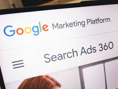 KONSKIE, POLAND - 13 Aralık 2022: Google Pazarlama Platformu Arama Alanları 360 aracını laptop bilgisayar ekranında görüntüledi