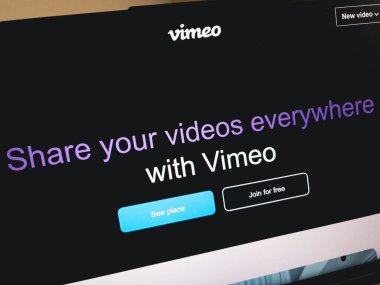 KONSKIE, POLAND - 13 Aralık 2022: Vimeo web sitesi dizüstü bilgisayar ekranında gösterildi