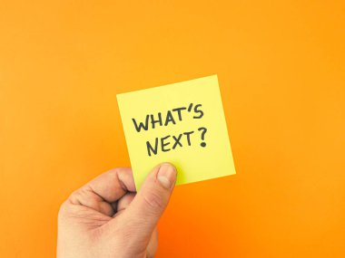 Yapışkan notta ne yazıyor? İş, strateji, plan, ilerleme ve kalkınma kavramı