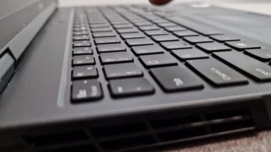 Adam parola qwerty 'i parmaklarıyla dizüstü bilgisayarla giriyor. Teknoloji konsepti