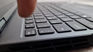 Dizüstü bilgisayarın klavyesindeki kaçış düğmesine basan adam, acil durum tuşuna basan parmak. Yazılım, iş ve teknoloji konsepti bırakılıyor