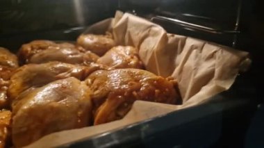 Lezzetli tavuk parçaları fırında yüksek sıcaklıkta kızarıyor.