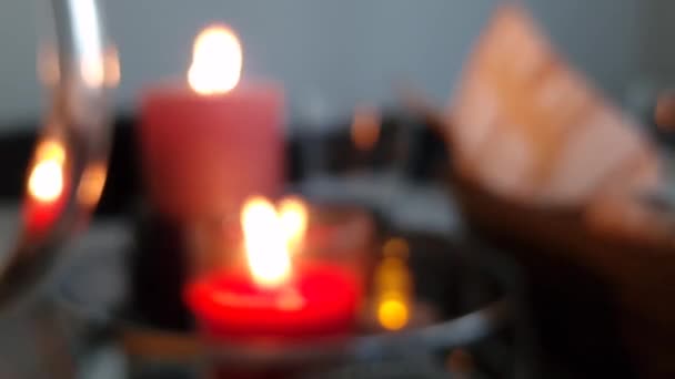 为情人节的夜晚 浪漫的夜晚 爱的庆祝活动点燃蜡烛 模糊效果 — 图库视频影像