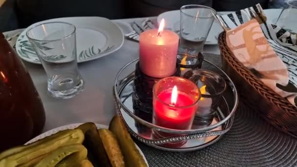 Feesttafel Met Servies Brandende Kaarsjes Oudejaarsavond Verjaardag Jubileum Kerstmis Vieren — Stockvideo