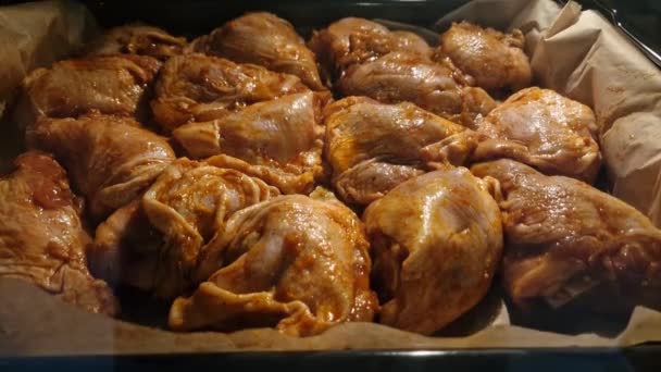 Läckra Bitar Kyckling Rostning Vid Hög Temperatur Ugnen — Stockvideo