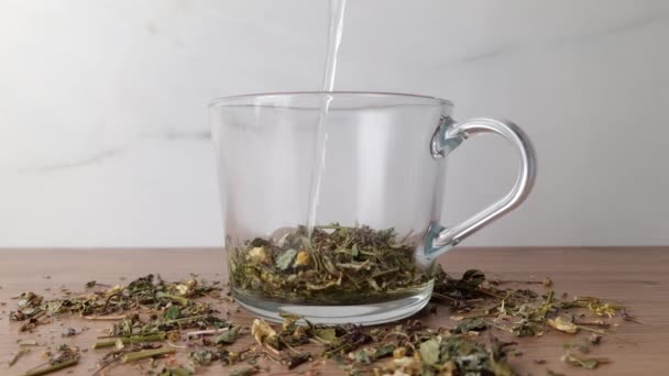 Горячая Вода Падает Стакан Полный Различных Трав Пивоварение Травяной Чай — стоковое видео