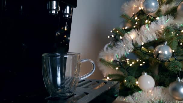 Kávovar Dělá Malé Espresso Vánoční Stromeček Světly Ozdobami Pozadí Novoroční — Stock video