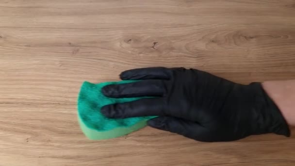 Frauenhand Schwarzem Gummischutzhandschuh Der Die Holzoberfläche Mit Grünem Schwamm Vom — Stockvideo