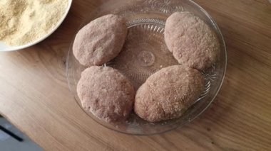 Çiğ pirzola dilimlenmiş ekmek kırıntıları kızarmaya hazır. Akşam yemeği hazırlama, yemek pişirme, ev yapımı mutfak konsepti.