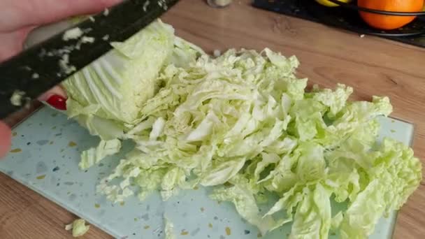 Vrouw Snijdt Chinese Kool Snijplank Keuken Bereiding Van Verse Salade — Stockvideo