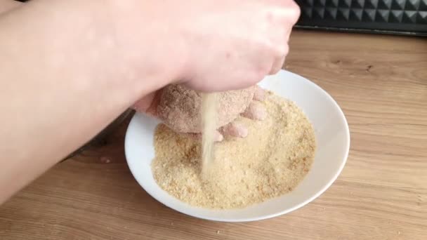 Kobieta Tworzy Kotlety Mielonego Mięsa Rękami Posypuje Okruchy Chleba Przygotowanie — Wideo stockowe