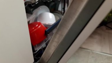 Temizlikten sonra modern bulaşık makinesinde temiz bulaşıklar.