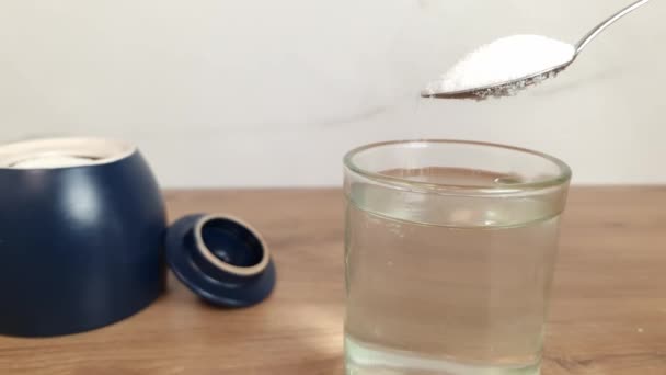Häll Vitt Socker Ett Glas Vatten Slow Motion — Stockvideo