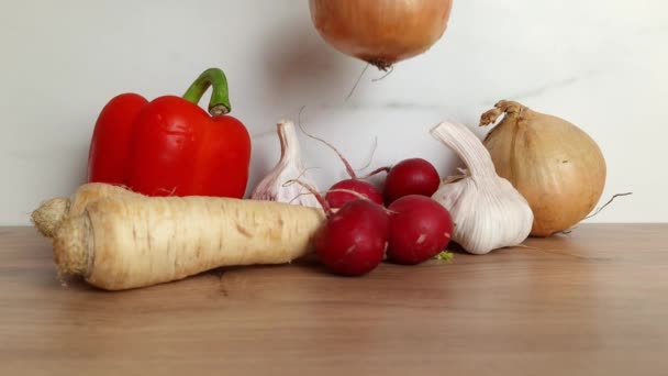 Färska Ekologiska Hälsosamma Grönsaker Från Den Lokala Marknaden Träbord Hälsosam — Stockvideo