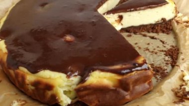 Mutfak tezgahındaki kek tepsisinin üzerinde duran lezzetli fırınlanmış peynirli kek. Tatlı yemek, tatlı.