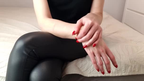 Woman Has Pain Wrist Hand Injury Office Syndrome Healthcare Medicine — Stockvideo