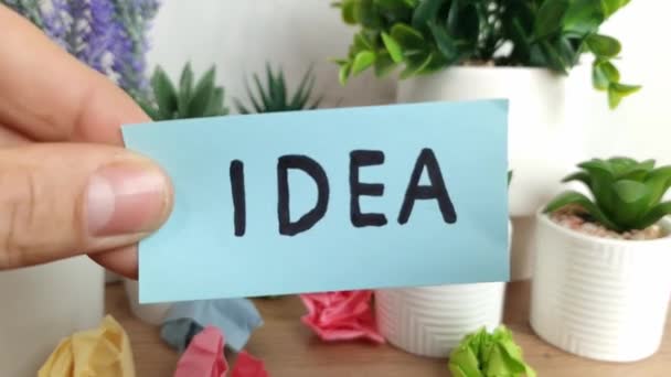 単語の考えと手のノートを握る イノベーション インスピレーション 創造性の概念 — ストック動画