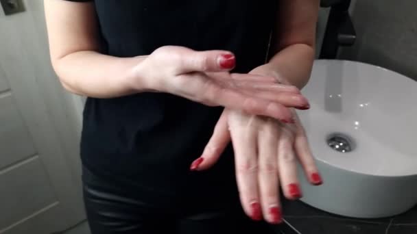 女人用手霜擦干皮肤 她在浴室里把润肤乳液揉搓到手掌上 皮肤护理 美感概念 — 图库视频影像