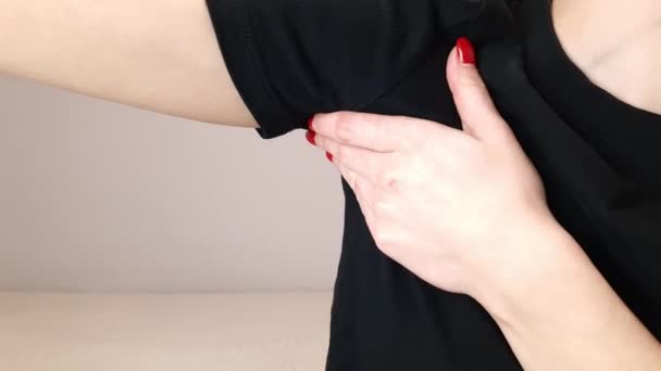 Woman Touches Her Armpit Pain Sweating Inflammation Unpleasant Odor Breast — Vídeo de Stock