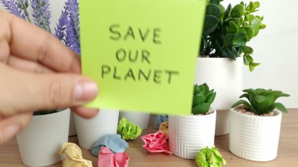 Ruční Držení Poznámky Textem Zachránit Naši Planetu Znečištění Životního Prostředí — Stock video