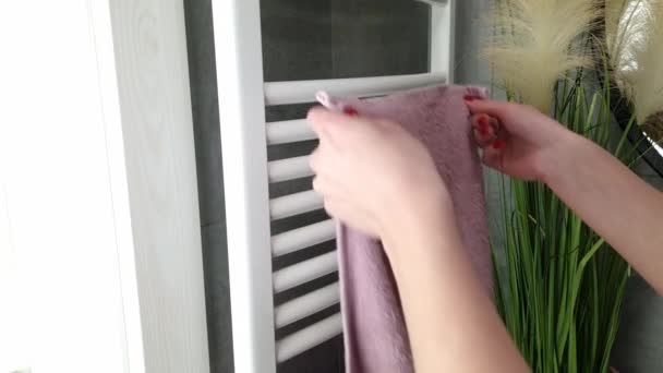 Жінка Розміщує Рушник Або Гуму Сушіння Сучасному Радіаторі Ванної Кімнати — стокове відео