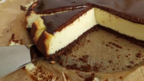 美味的烤奶酪蛋糕放在厨房柜台上的蛋糕盘上 — 图库视频影像