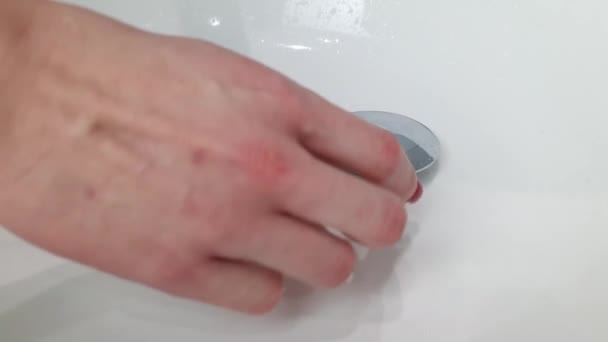 Een Vrouw Hand Loodgieterswerk Een Plug Voor Een Afvoergat Water — Stockvideo