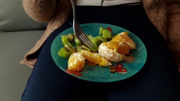 Child Eating Fruits Including Orange Kiwi Fresh Fruits Plate Healthy — Stockvideo