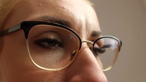 Focused Businesswoman Wearing Eyeglasses Closeup — Wideo stockowe