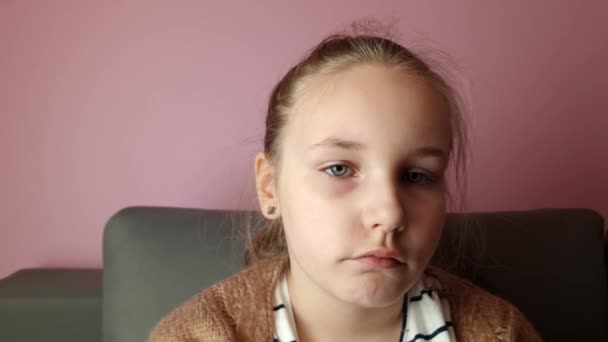 家庭で不幸な少女 幼児問題の概念 — ストック動画