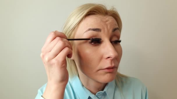 Closeup Beautiful Blond Woman Putting Black Mascara Long Eyelashes Brush — Stockvideo