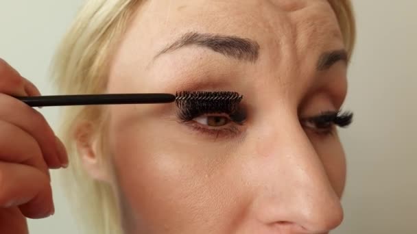 Closeup Beautiful Blond Woman Putting Black Mascara Long Eyelashes Brush — Αρχείο Βίντεο