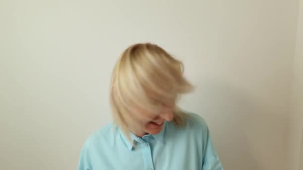 Сумасшедшая Блондинка Счастливо Машет Волосами Счастье Наслаждение Радость Радость Концепции — стоковое видео