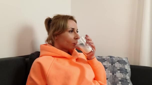 Een Vrouw Die Bedorven Melk Drinkt Lactose Allergie Voeding Levensstijl — Stockvideo