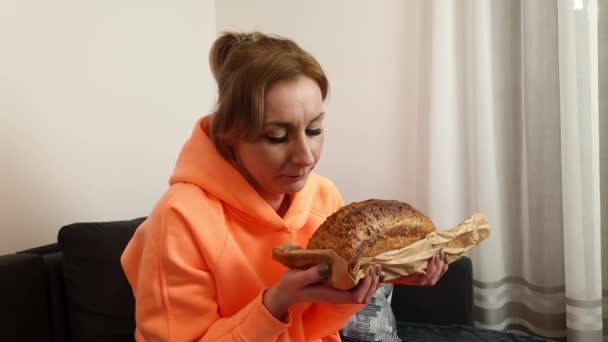 Ung Attraktiv Kvinna Luktar Färska Hembakat Bröd — Stockvideo