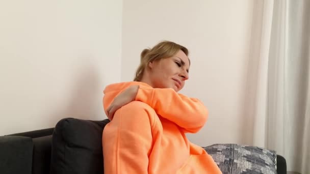 Mujer Joven Arañándose Espalda Hombro Problema Salud Concepto Enfermedades Piel — Vídeo de stock