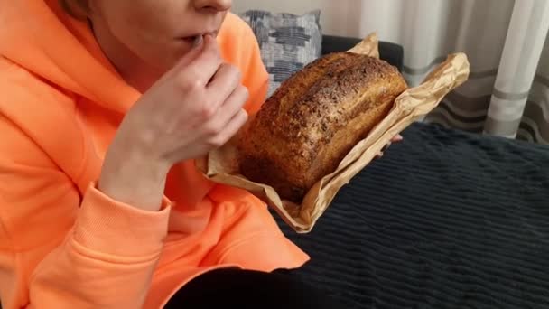 Žena Ochutnávka Přírodního Čerstvého Domácího Chleba Koncept Pečení Pekařských Výrobků — Stock video