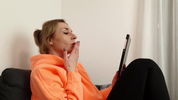 Mulher Estar Line Com Pessoa Amorosa Enviando Beijo Usando Computador — Vídeo de Stock