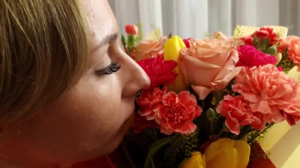 Dzień Kobiet Kobieta Pachnąca Bukietem Róż Tulipanów Kwiatów Goździków Gospodyni — Wideo stockowe